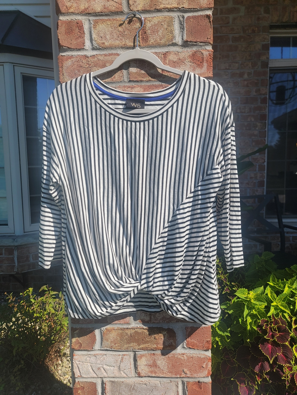 Women's W5 Black & White Striped Twist-Hem 3/4 Length Sleeve Top